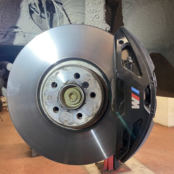 BMW X7 20 tuhat sõitnud auto, pidurdades rool värises. Treisime kettad üle ja nüüd kõik ok