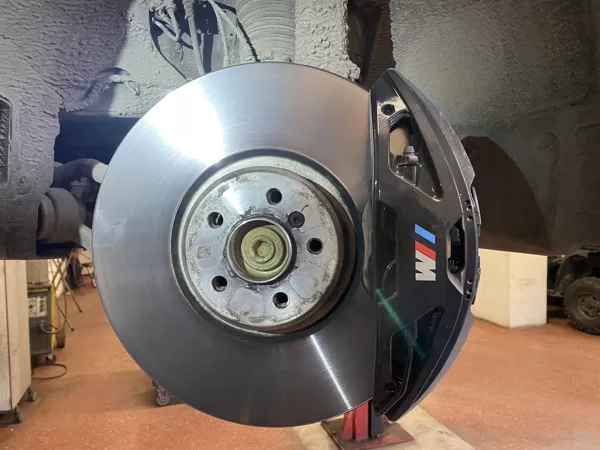 BMW X7 20 tuhat sõitnud auto, pidurdades rool värises. Treisime kettad üle ja nüüd kõik ok